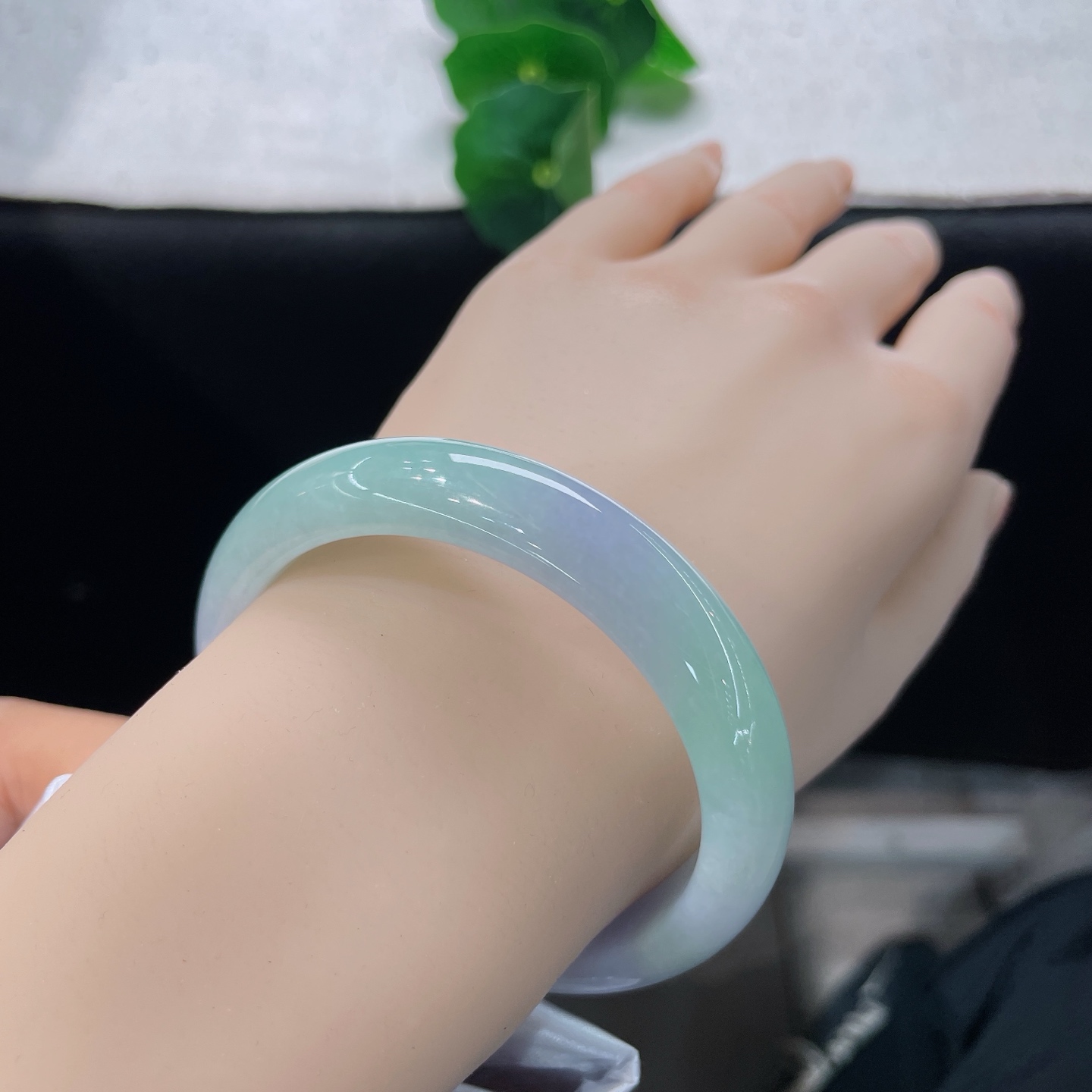 天然翡翠手镯 圈口56/12.2/7.2，春彩正圈，55/56可戴，半圈清翠半缕烟，无裂