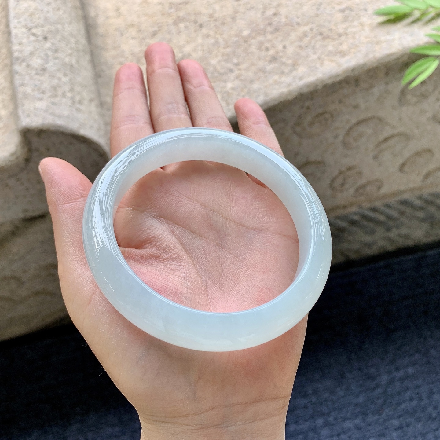 正圈64 65 圈口65/12.8/9.5 编码T1092304 糯冰底色，水润，种老，细腻，无裂