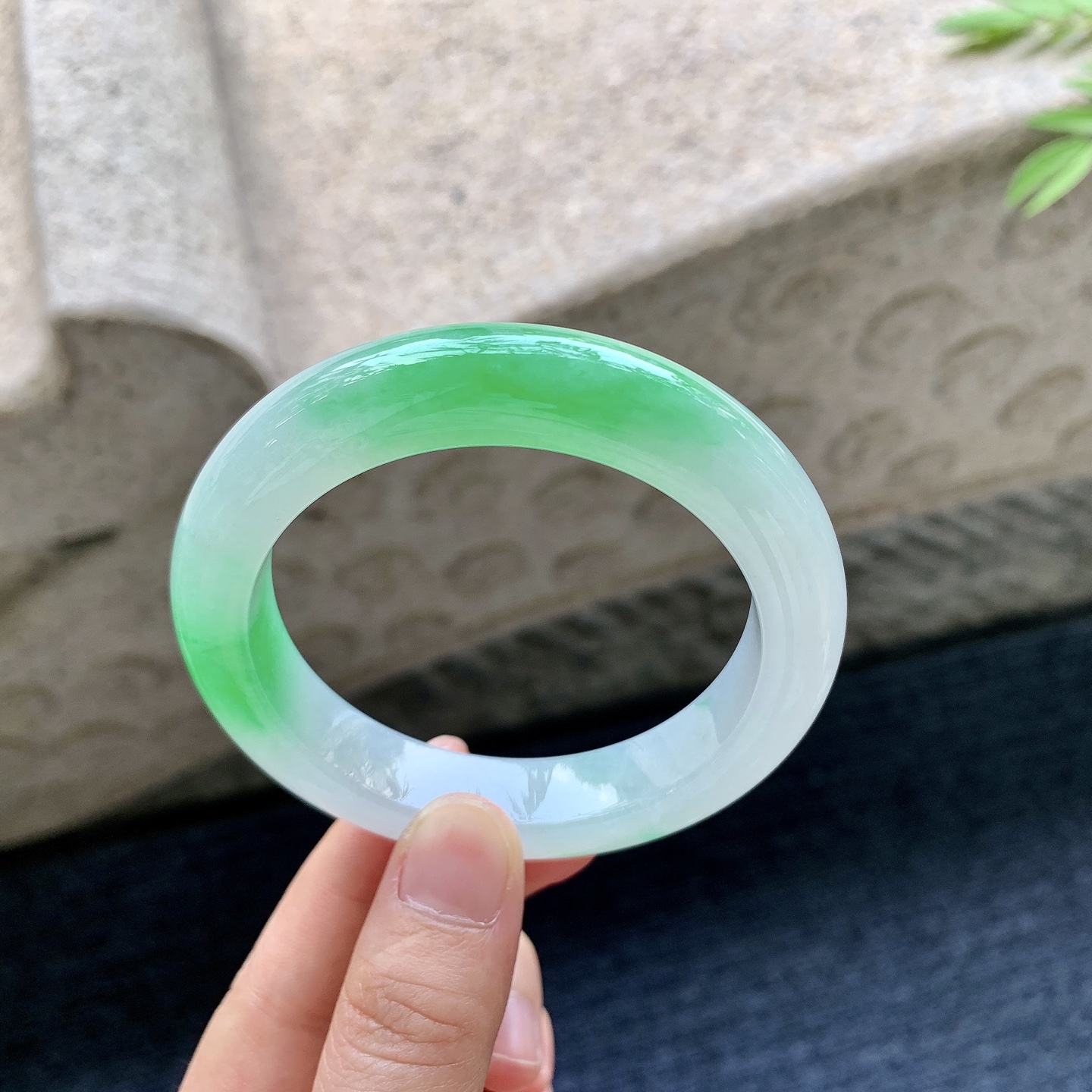 正圈54 55 圈口55.7/12.3/9.7 编码H3092354 冰糯飘辣阳绿，水润，种老，细腻，无裂