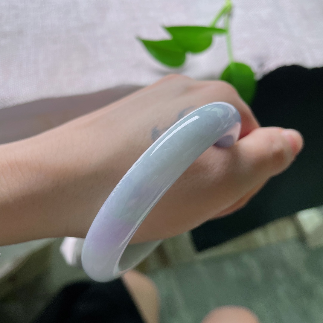 58/11.1/8.5，正圈，无裂，玉质糯润顺滑，浅紫氤氲于圆条镯壁，色调柔和内敛，腕间流转沉静温润的诗意。ss59635a