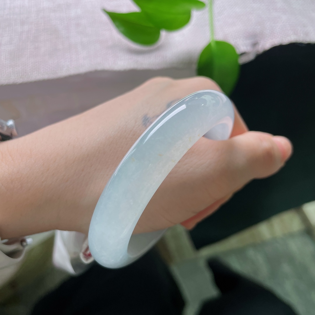 55/12.3/8.7，冰种正圈，无裂，种老，玉质冰透起胶，水头十足，澄澈的冰底，似晨雾未散的湖面，安静又有着淡淡的灵气。ss59611a