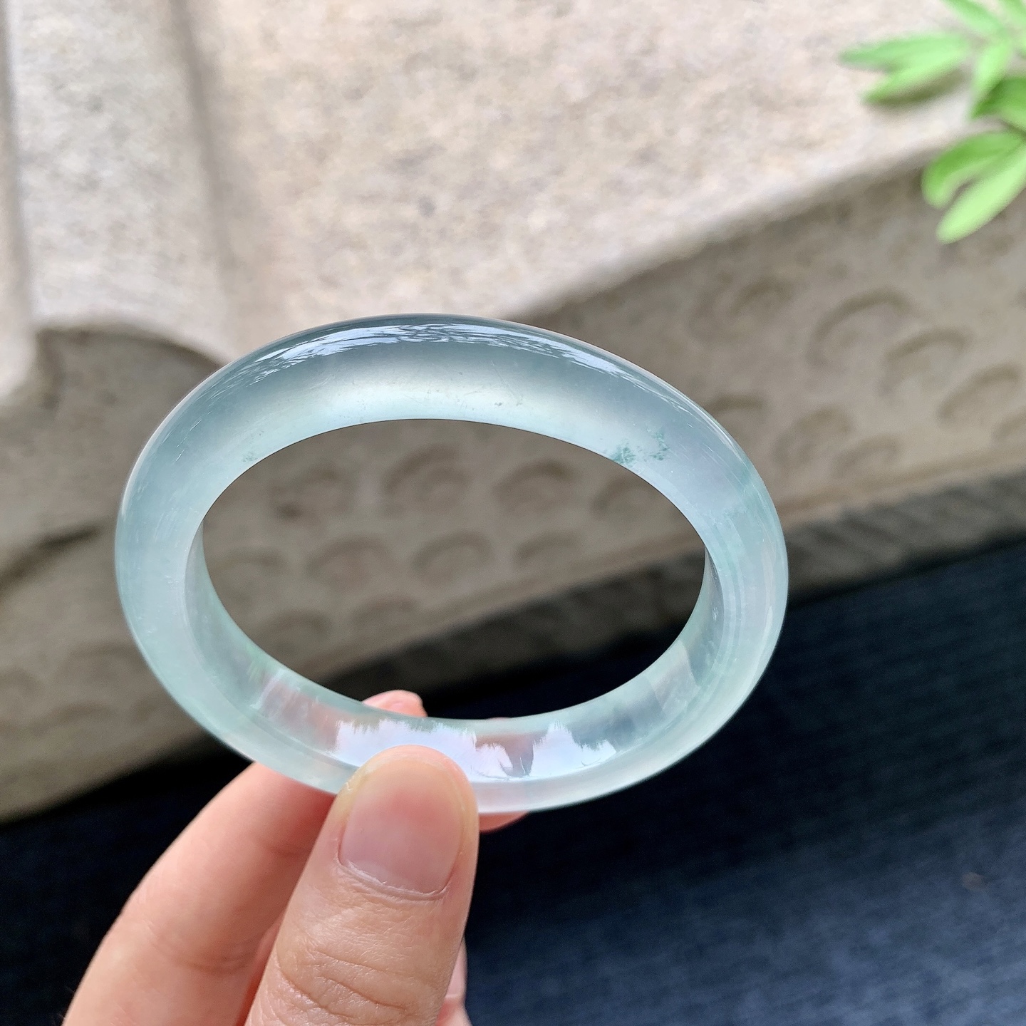 贵妃53 54 圈口54/45/10.5/7.8 编码N2092217 冰种飘花，起荧光，清透，水润，种老，细腻，打灯有微絮
