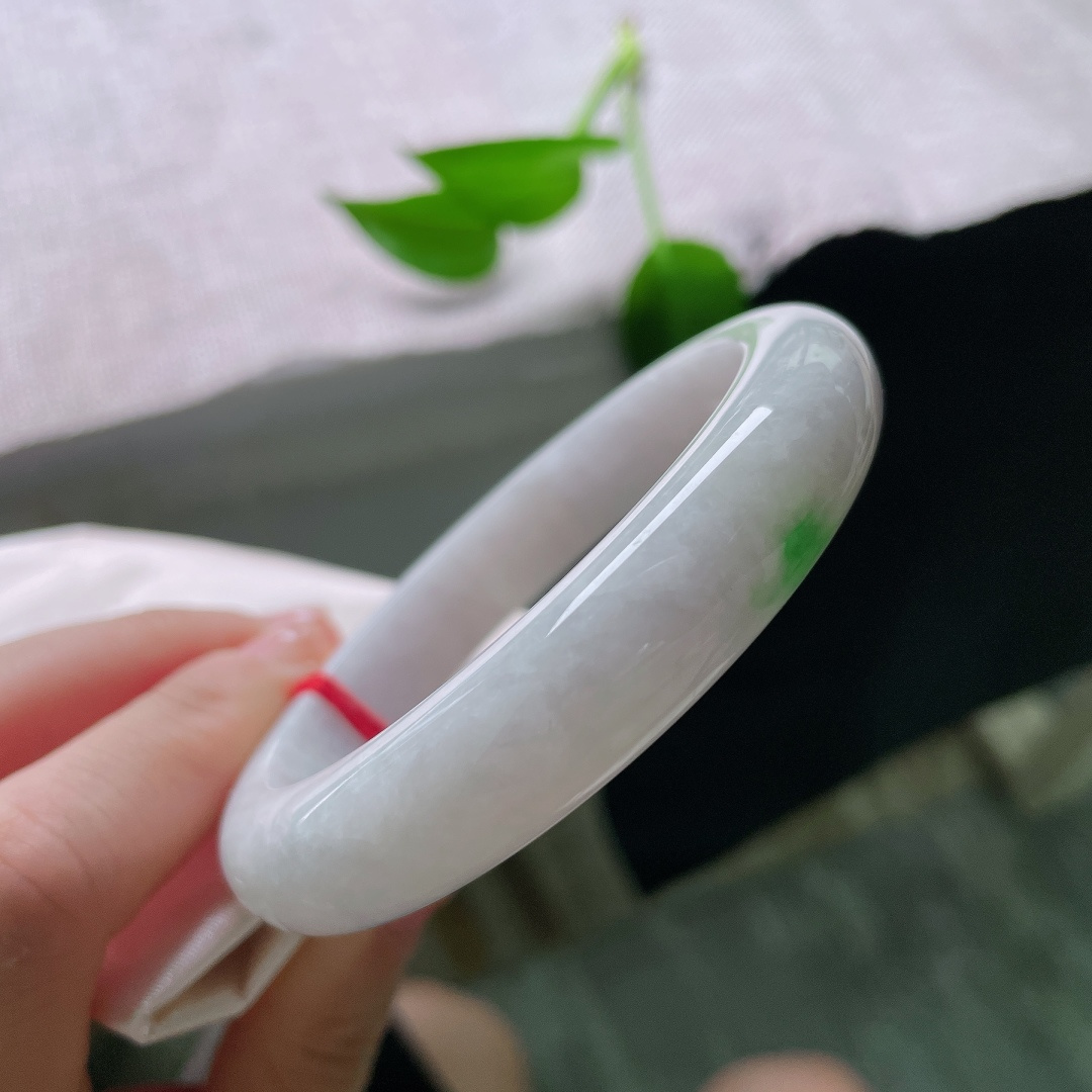 60.8/12.7/9.1，淡紫正圈，一点皮纹，纯净白底衬轻柔飘绿，翠色如烟缥缈弥散，平安镯型端庄周正，上手柔和耐看百搭。ss59521a