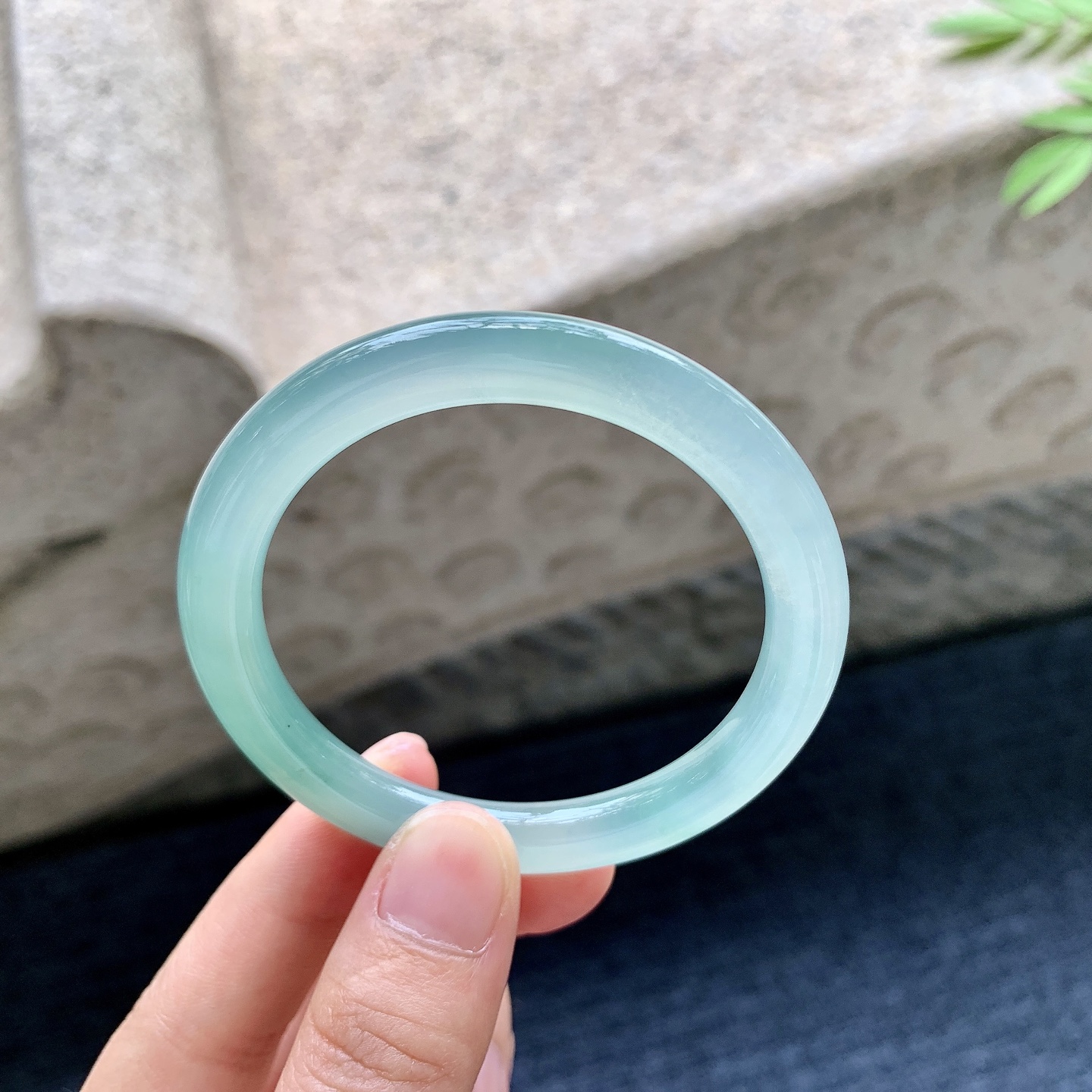 圆条49 50 圈口50.8/6.7/8 编码DZ092306 冰糯晴绿，水润，种老，细腻，打灯有棉纹