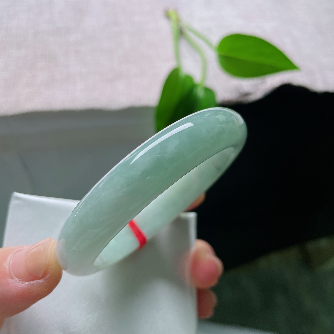 53.6/11.8/8.0黄翡正圈，晶体，底子细腻通透，素雅底色不张扬，一抹黄翡添贵气，日常佩戴百搭。ss59661a