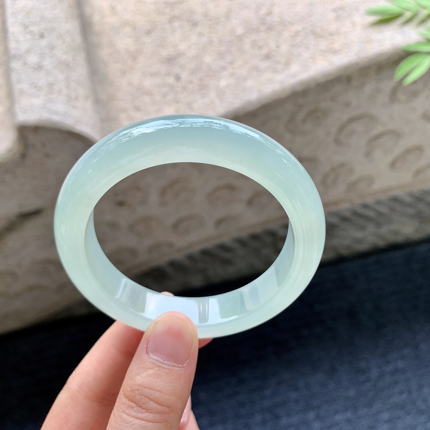 正圈54 55 圈口55.7/12.8/8.8 编码G9092320 冰糯淡绿，水润，种老，细腻，无裂