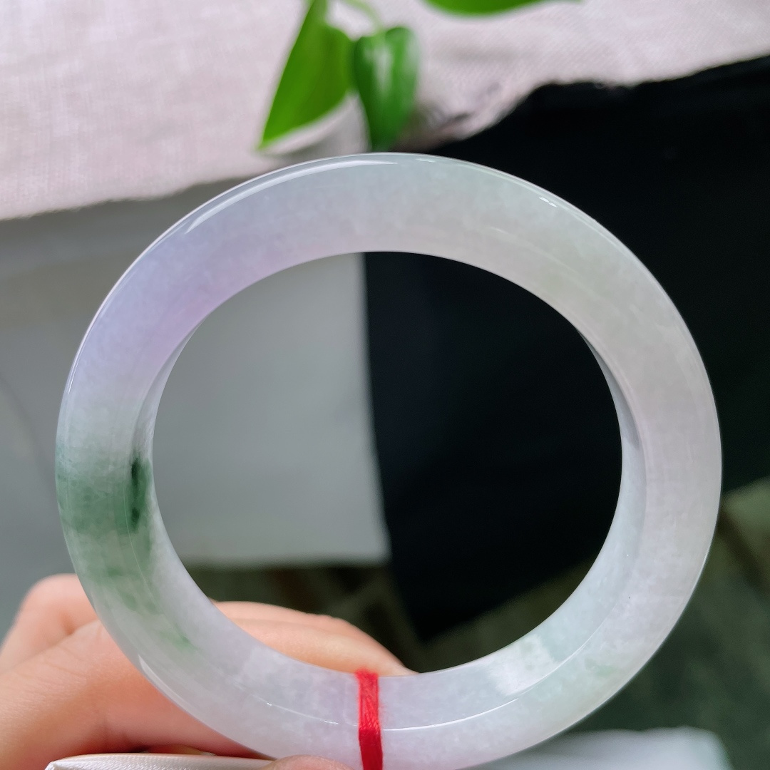 53.7/11.2/8.8，冰种正圈，无裂，莹润冰底衬朦胧淡紫，一隅飘绿错落点缀，色彩柔和不张扬，上手温婉氛围感拉满。ss59542a