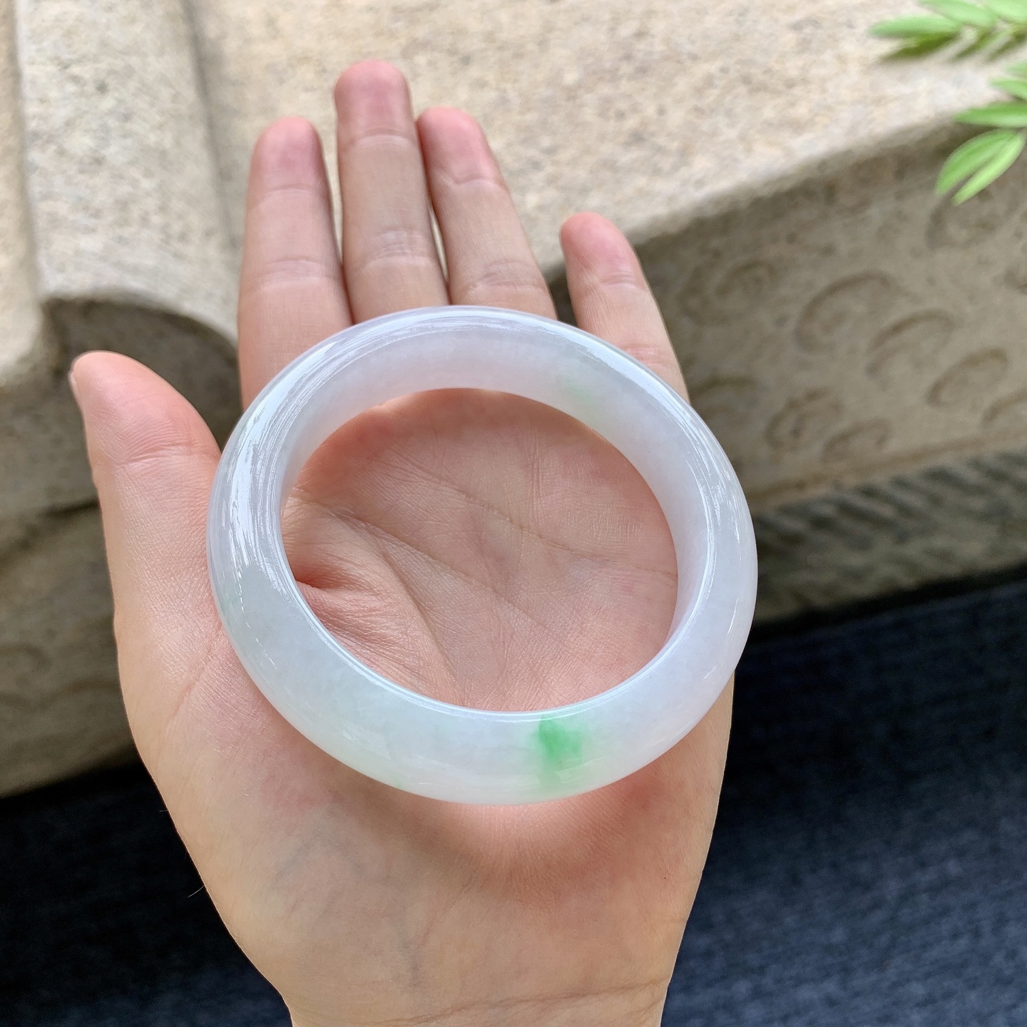 正圈54 55 圈口55.4/13/9 编码GF092329 细糯飘绿，水润，种老，细腻，无裂