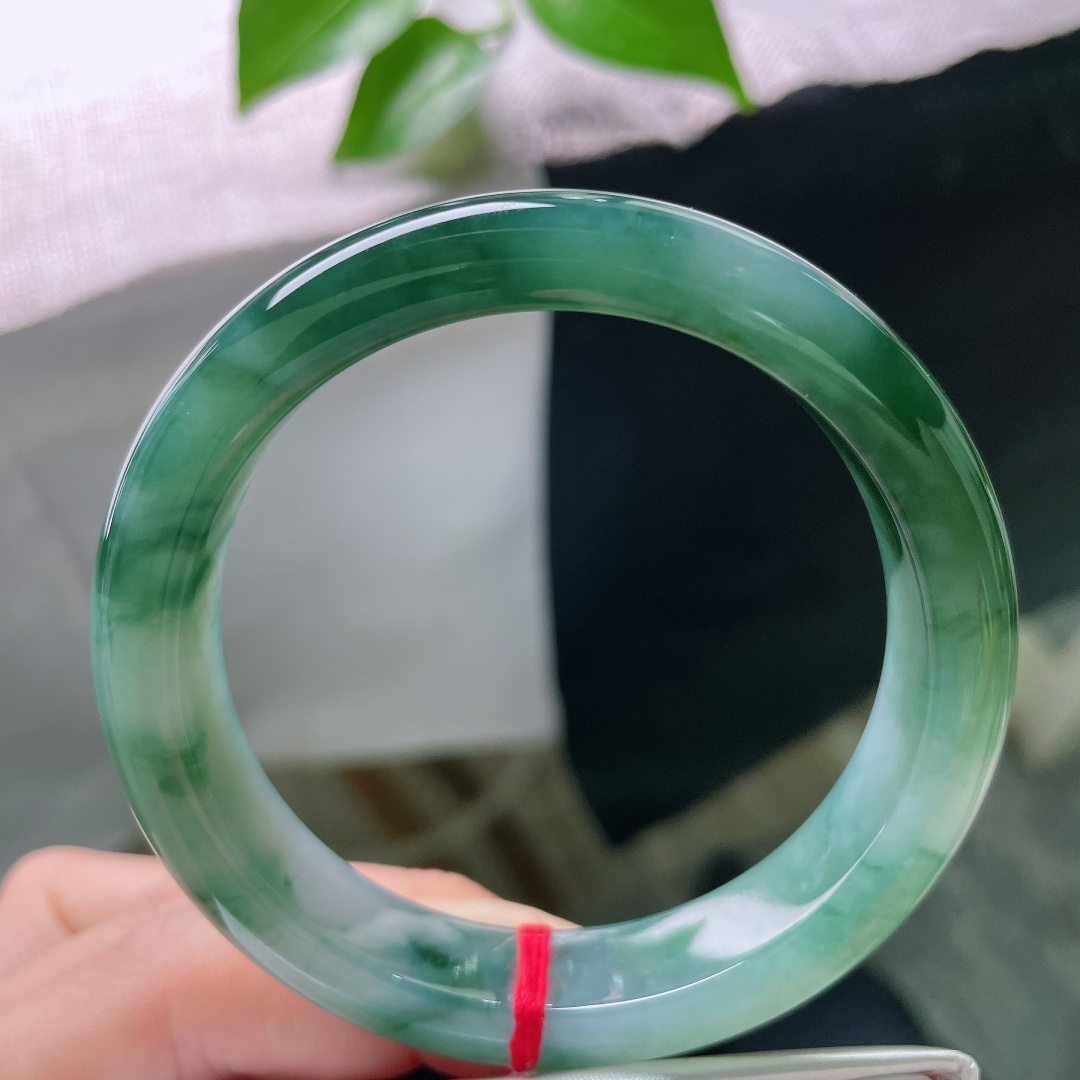 56.5/12.3/8.7，飘花正圈，小碎纹，温润水亮，细腻光滑，浓郁的墨绿飘花成片晕染在镯身，沉静