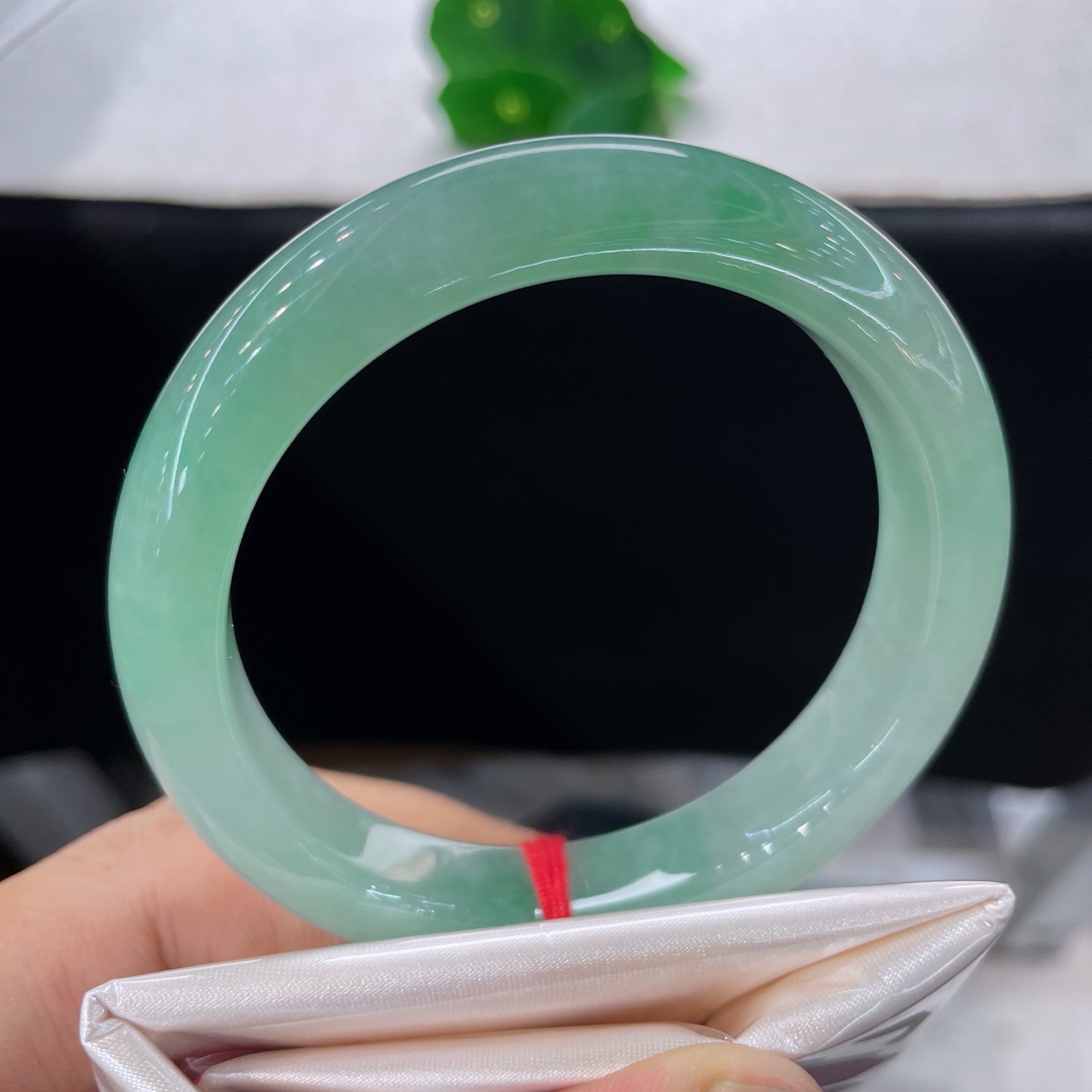 天然翡翠手镯 圈口56.9/11.7/8.5，晴底飘绿绿正圈，56/57可戴，满圈晴翠，腕间一汪春水，无裂