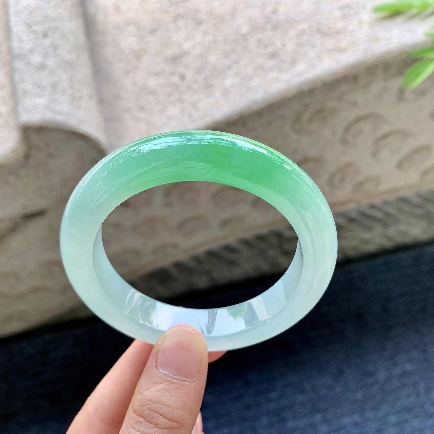 正圈53 54 圈口54.5/12.5/9.5 编码H3092352 冰糯飘辣绿，清透，水润，种老，细腻，打灯有棉线