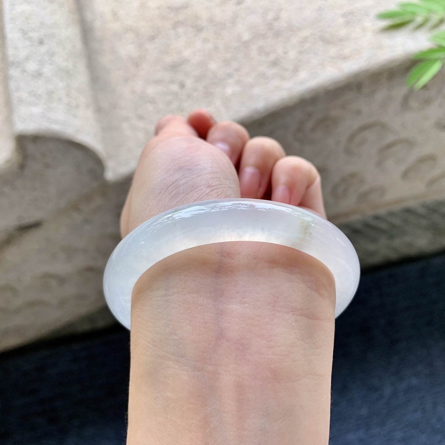贵妃54 55 圈口55.4/49.2/10/7.5 编码GF011410 白冰，清透，水润，种老，细腻，打灯有絮线