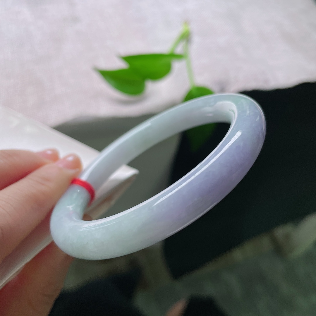 56/9.9，圆条，无裂，柔和淡紫弥散玉镯，圆条福镯线条圆润流畅，紫气盈盈，不艳不俗自带温柔氛围感。ss59628a