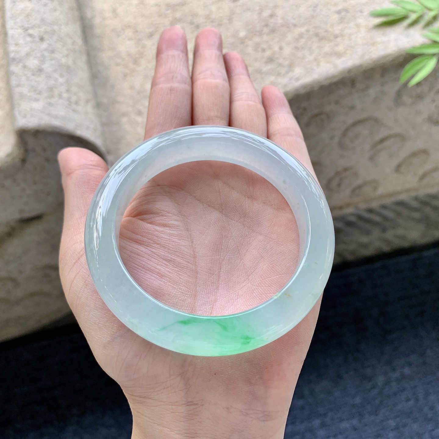 正圈55 56 圈口56.6/12/9.4 编码H3092355 冰糯飘绿，清透，水润，种老，细腻，打灯有棉根
