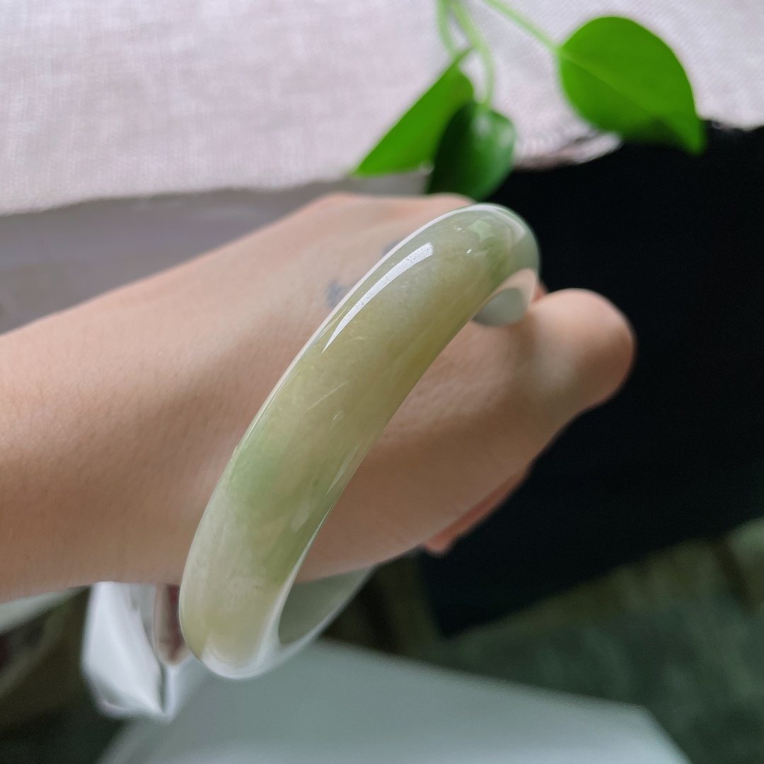 57.8/12.4/8.6，黄翡正圈，无裂，糯冰底色清润干净，一段蜜糖黄翡俏色，冷暖相融，别具中式美感。ss59669a