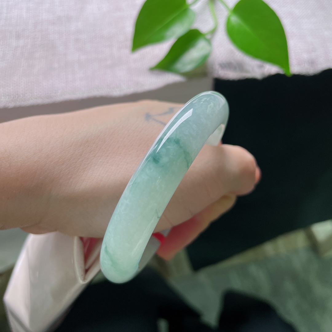 55/11.8/8.7，飘花正圈，一点皮纹，细腻柔和，清润的玉底如同上好宣纸，任由天然花色缓缓晕染开来。ss59531a