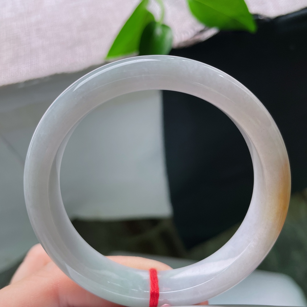 55.6/11.9/8.3，黄翡正圈，晶体，冰润底色干净柔和，一抹暖黄翡俏色点缀镯身，温润雅致，鸿运吉祥。ss59662a