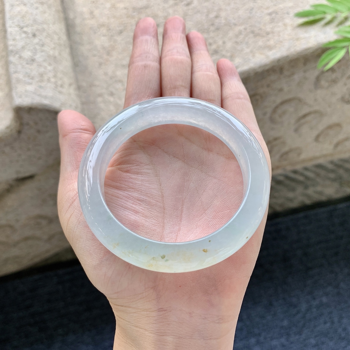 正圈55 56 圈口56.3/12.2/9.1 编码WW092360 冰糯飘黄翡，水润，种老，细腻，