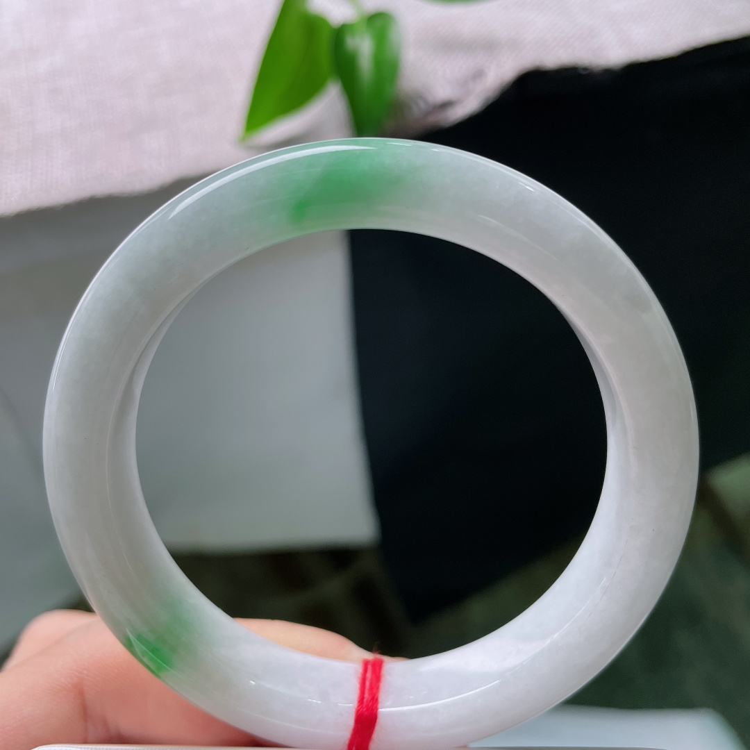 56.9/11.1/9，春彩正圈，一点皮纹，素雅白冰玉底温润干净，两处鲜辣翠色点睛镯身，青白相映，简