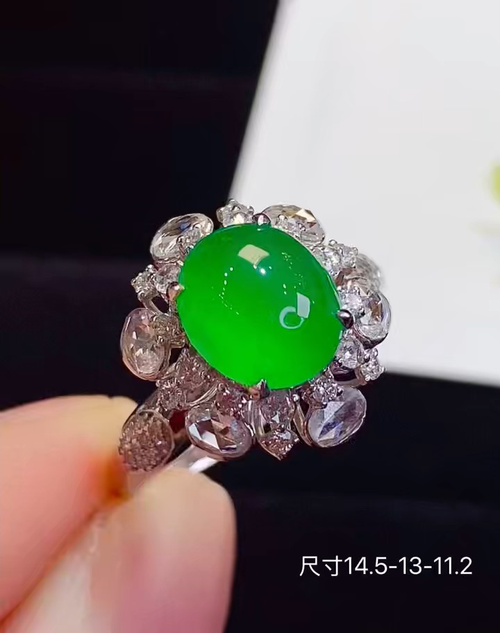 18k金+钻玻璃种辣绿蛋面戒指，饱满色满起荧光，无裂，14.5-13-11.2