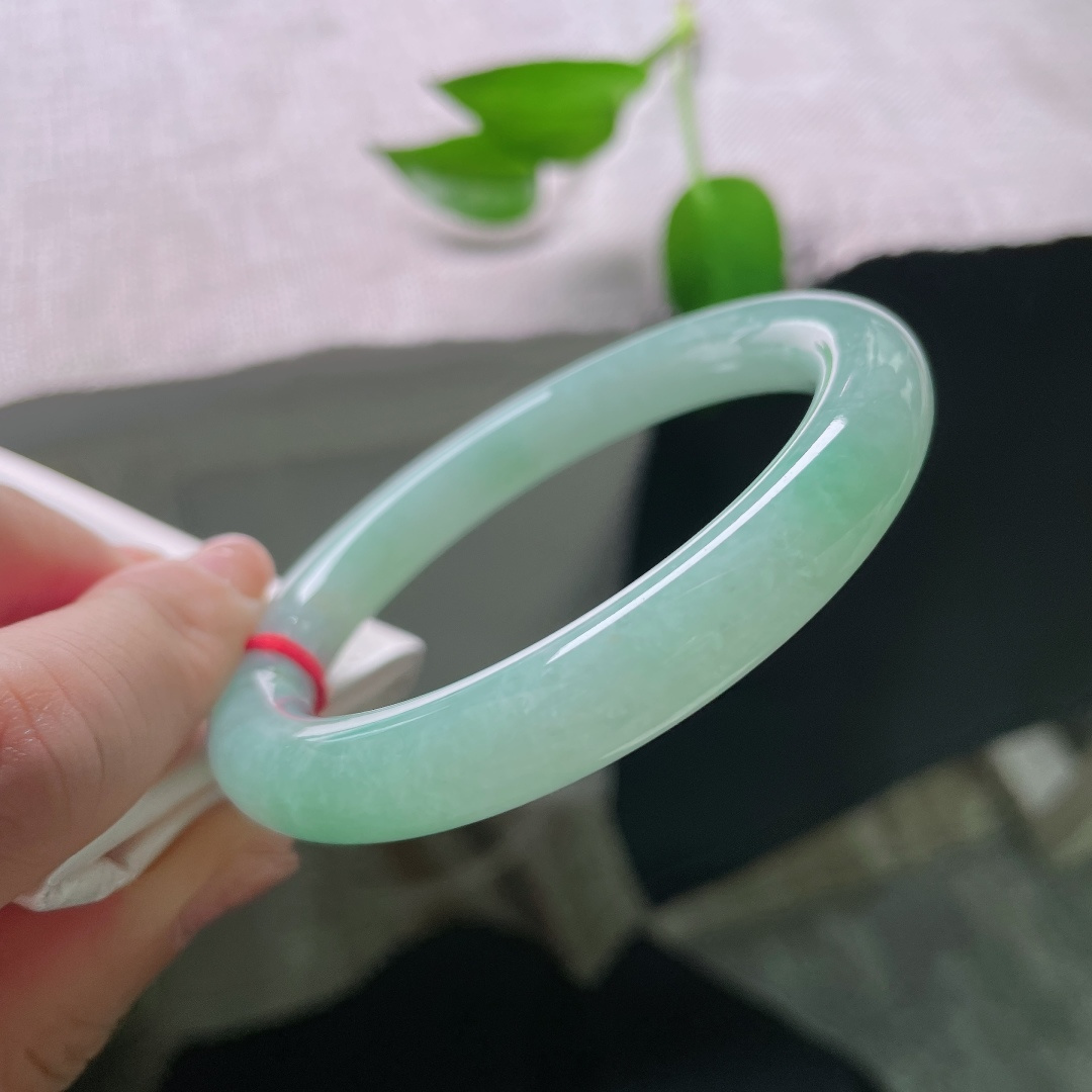 57/9.7，果绿圆条，棉线，细腻温润，水润柔和，玉质与果绿相互映衬，刚柔相济，悠悠韵味绵长不绝。ss59642a