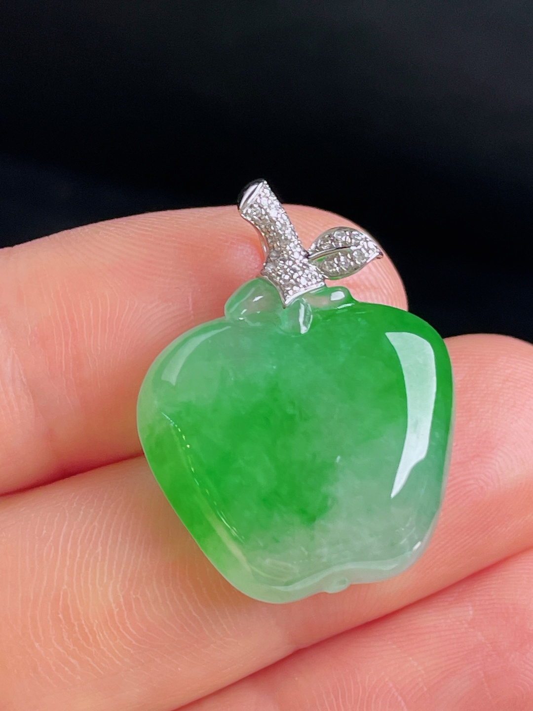 ️辣绿苹果，18k镶嵌，老种起光，细底通透，尺寸：26.8裸石20/21/5.8mm0922