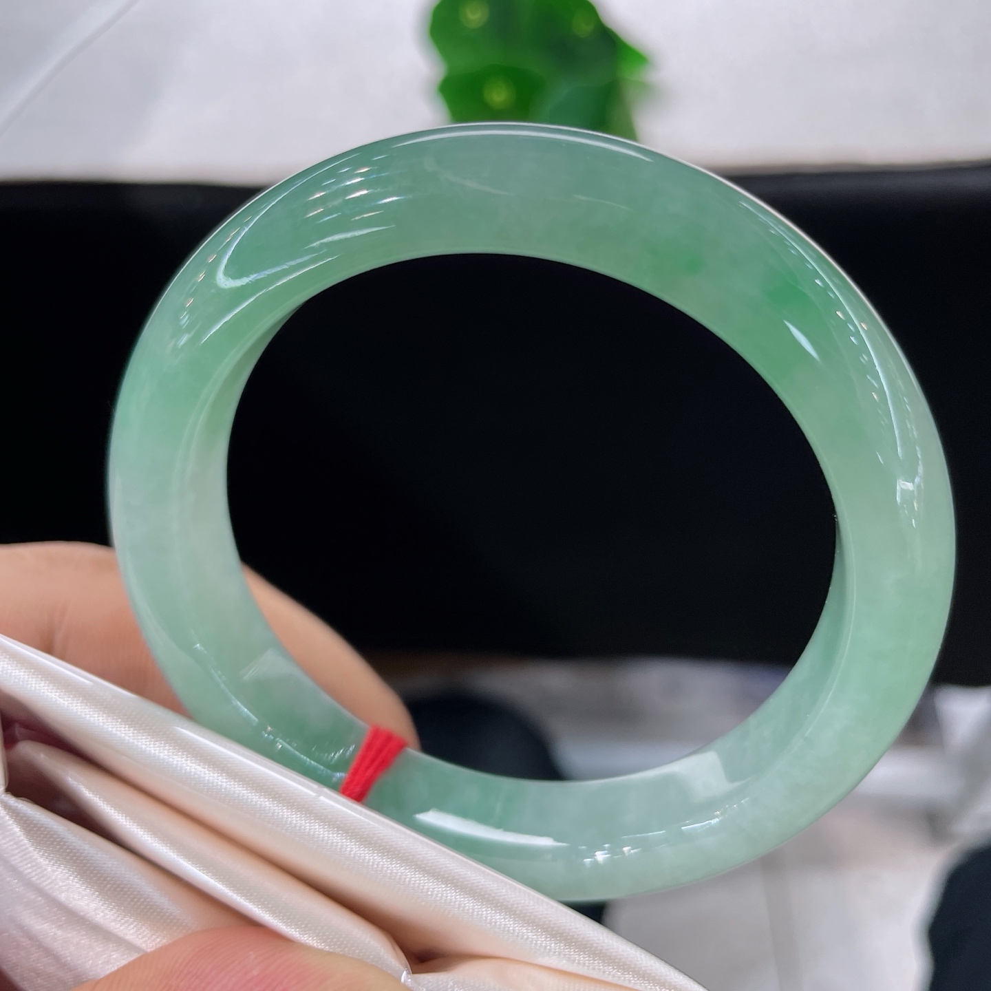 天然翡翠手镯 圈口56.9/11.7/8.5，晴底飘绿绿正圈，56/57可戴，满圈晴翠，腕间一汪春水，无裂