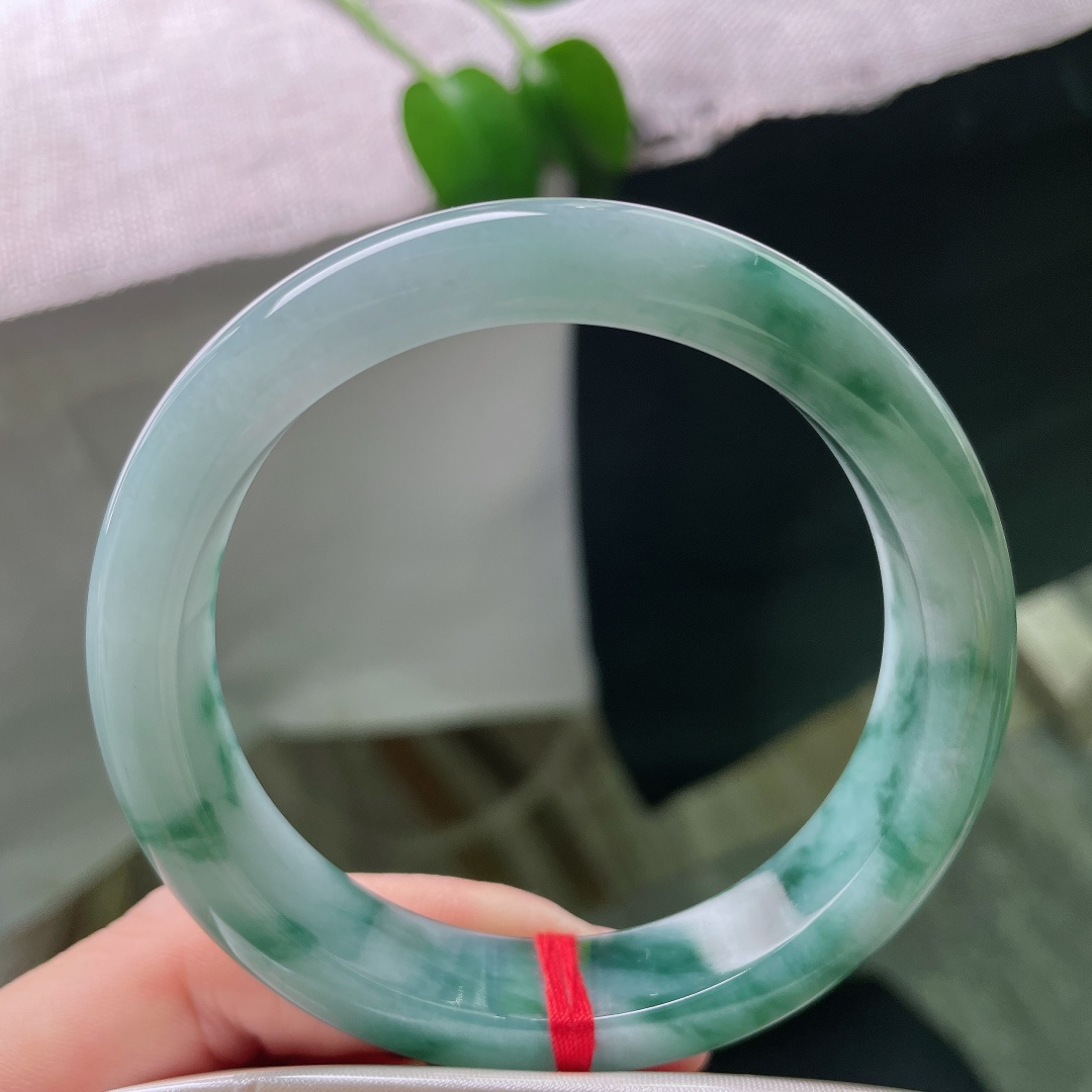 57.8/12.7/8.7，飘花正圈，无裂，温润水亮，细腻柔和， 丝丝缕缕的飘花随性舒展，不艳不俗，举手投足皆是含蓄温婉的东方韵味。ss59350a