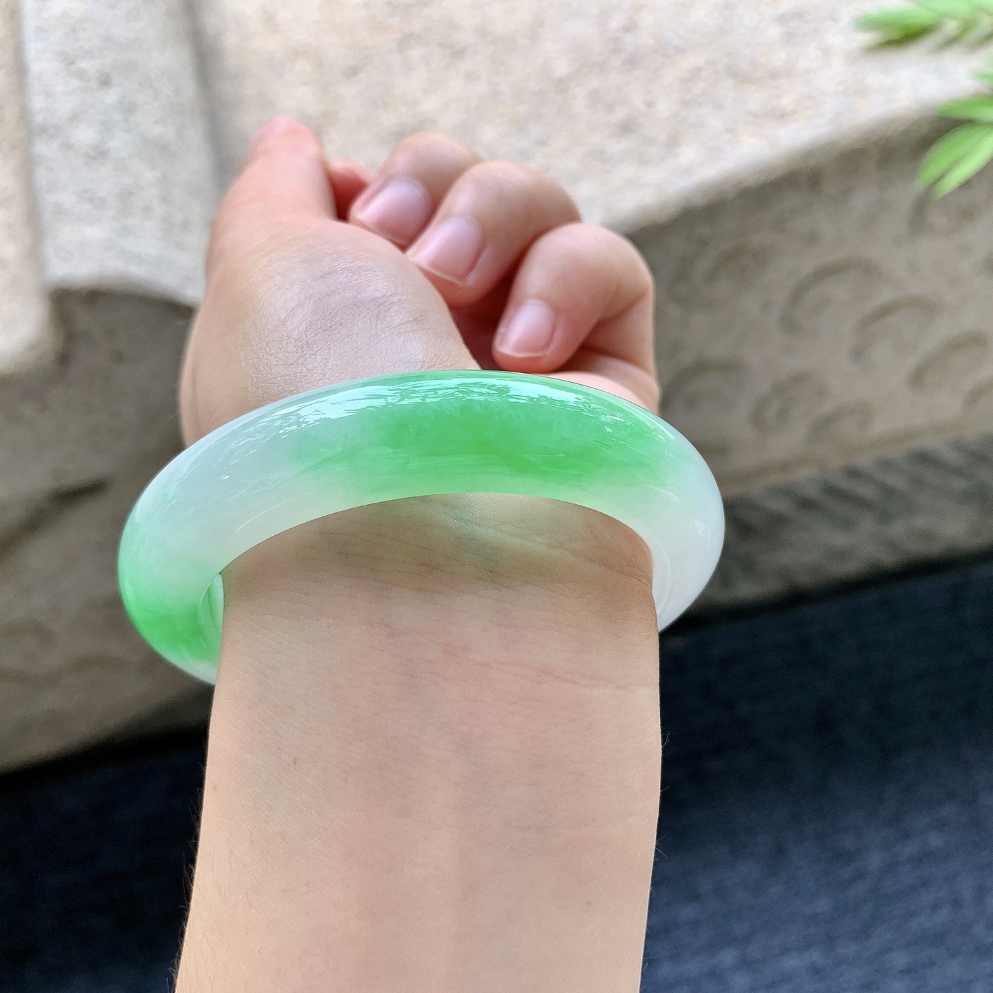 正圈54 55 圈口55.7/12.3/9.7 编码H3092354 冰糯飘辣阳绿，水润，种老，细腻，无裂