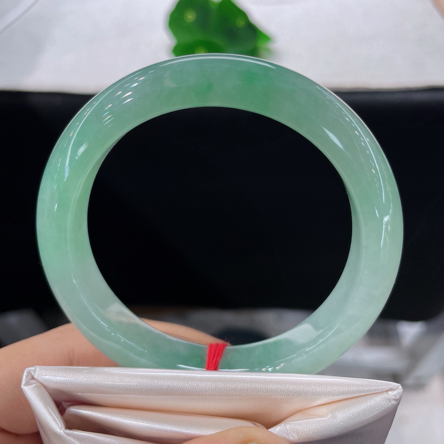 天然翡翠手镯 圈口56.9/11.7/8.5，晴底飘绿绿正圈，56/57可戴，满圈晴翠，腕间一汪春水