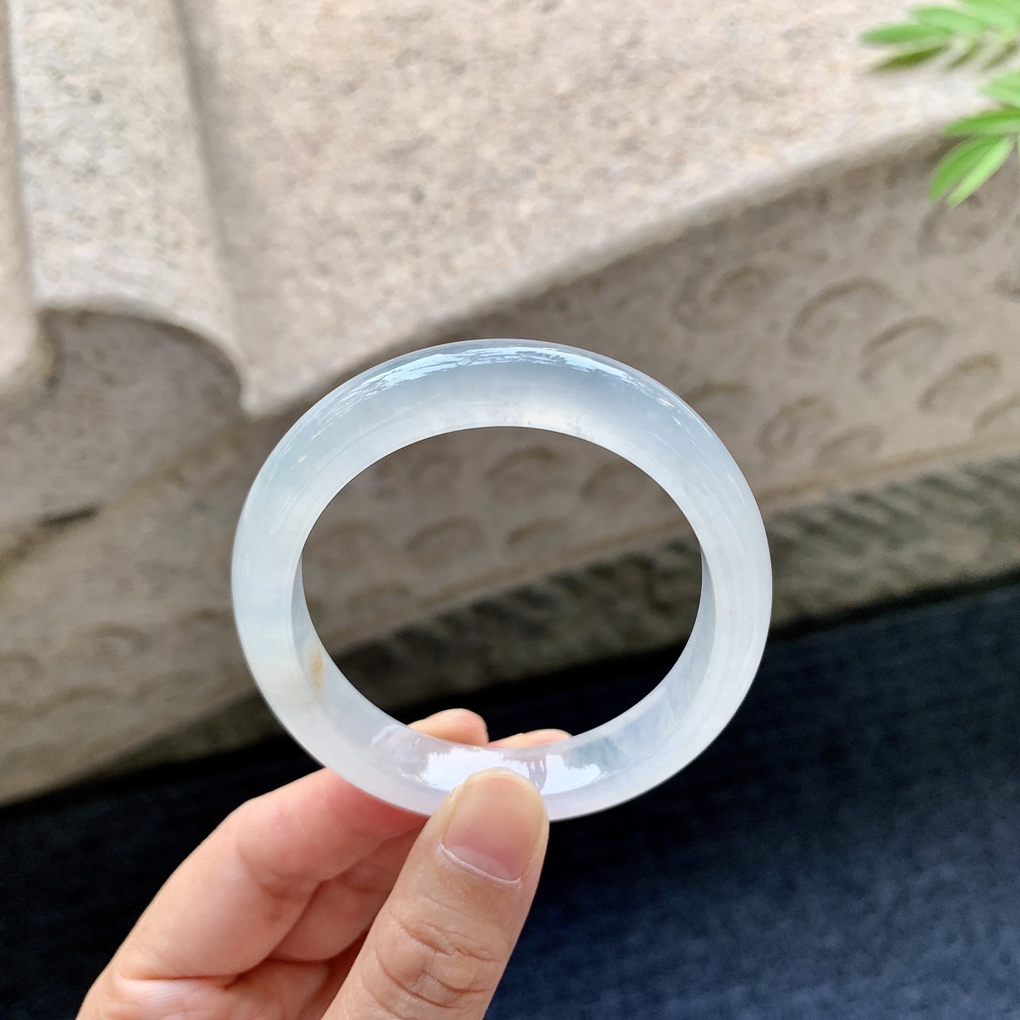 贵妃54 55 圈口55.4/49.2/10/7.5 编码GF011410 白冰，清透，水润，种老，细腻，打灯有絮线