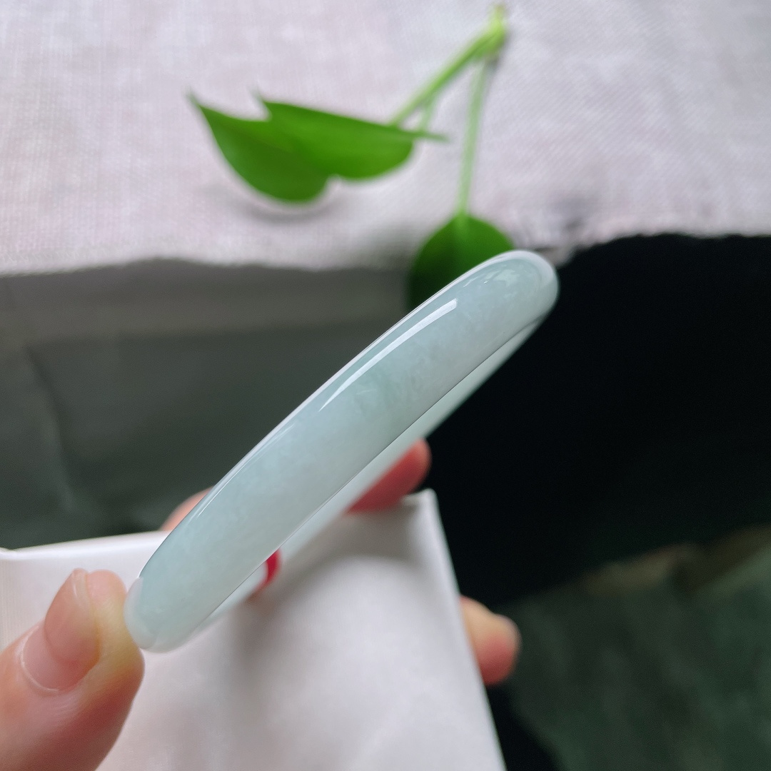 55.2/8.9，蓝底圆条，一点皮纹，清透冰晴底色温润澄澈，玉质莹润细腻，如水映晴空，腕间流淌清雅恬淡气韵。ss59511a
