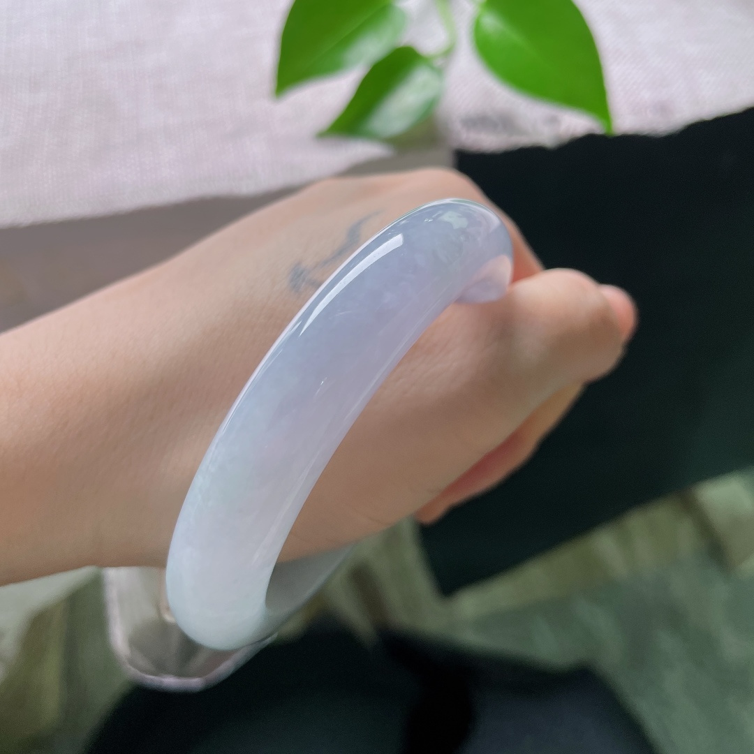 55.6/12.1/9.3，正圈，无裂，淡雅冰蓝底色均匀弥散，冰感玉地干净清透，平安镯版型周正饱满，沉静雅致韵味悠长。ss59306a