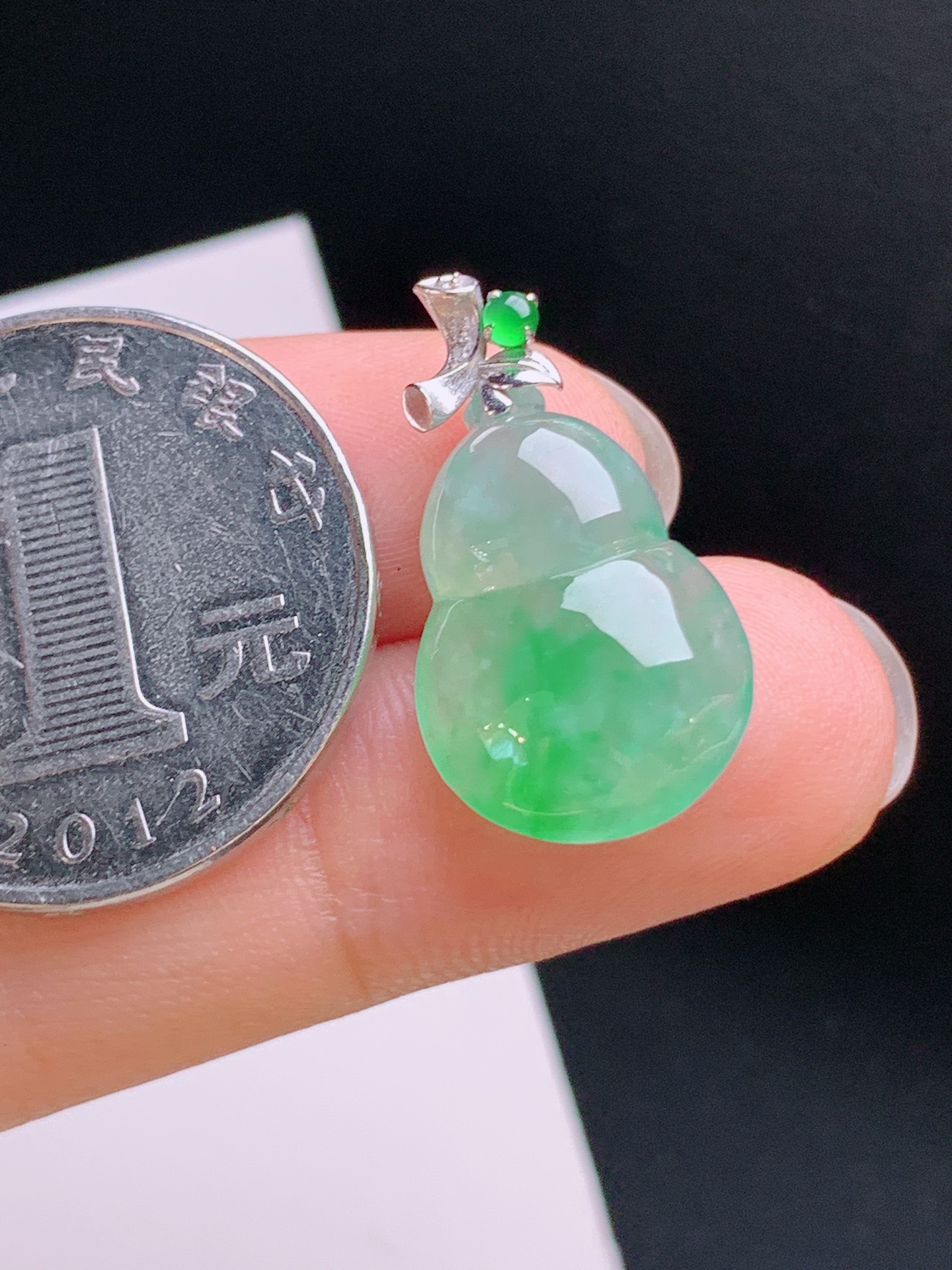 ️ 冰飘绿葫芦吊坠，清透飘绿，金钻点缀，寓意福禄双全 裸石17.5-13.1-5.7 整体23.6 98
