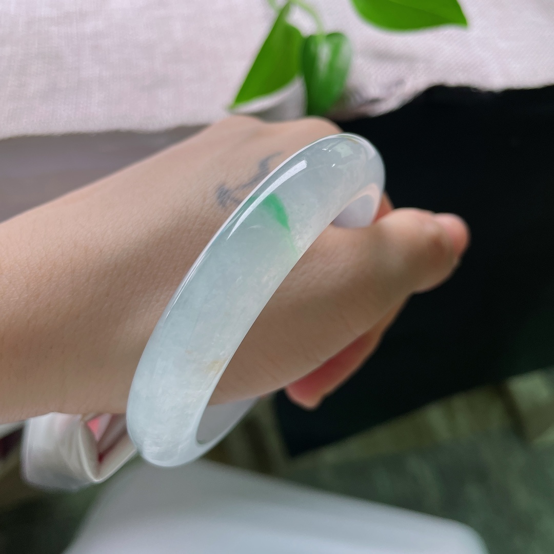 55.5/12/8.9，冰种正圈，无裂，冰底澄澈如水，一道翠绿悠然舒展，伴细碎天然洒金，平安镯型端庄，韵味含蓄悠长。ss59610a
