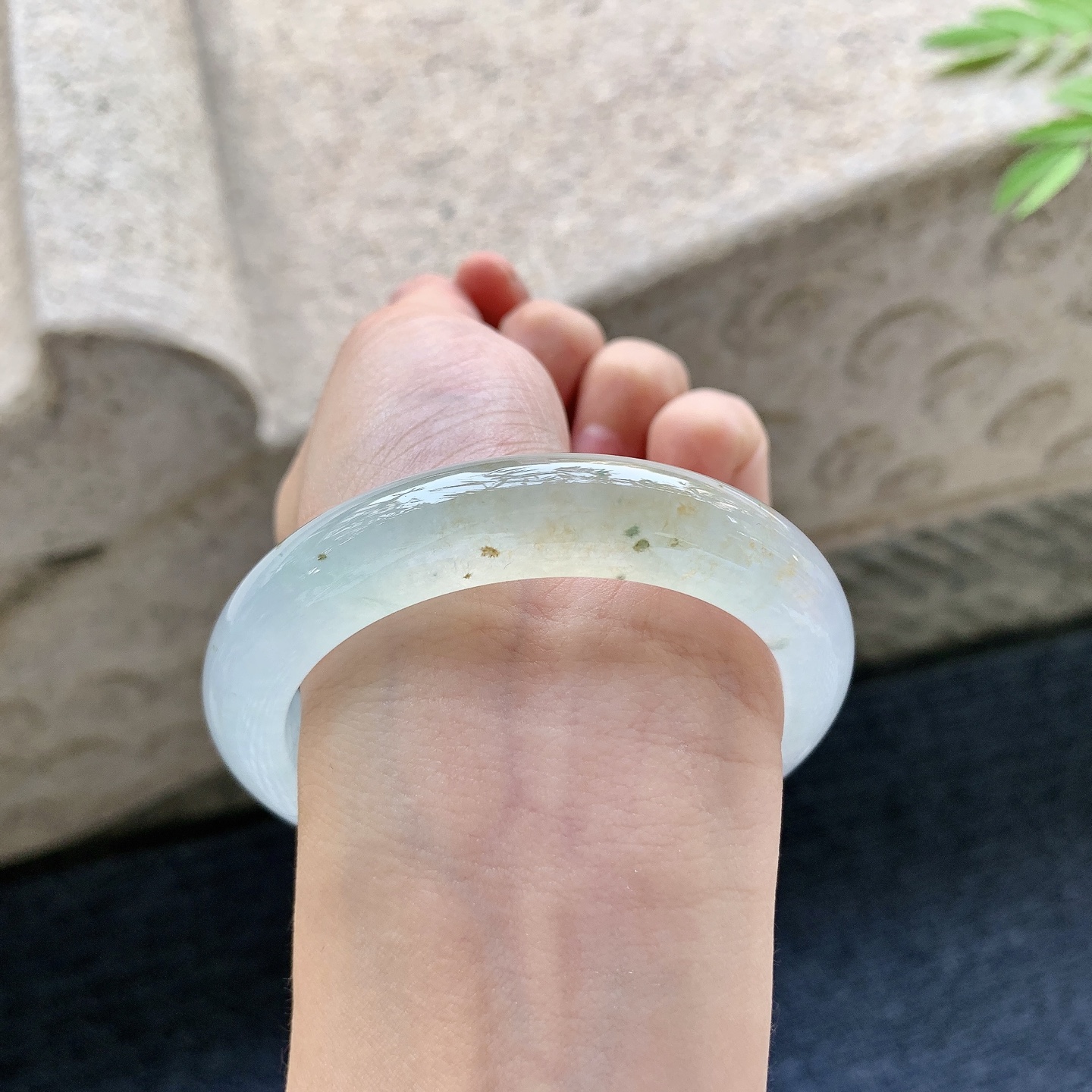 正圈55 56 圈口56.3/12.2/9.1 编码WW092360 冰糯飘黄翡，水润，种老，细腻，无裂