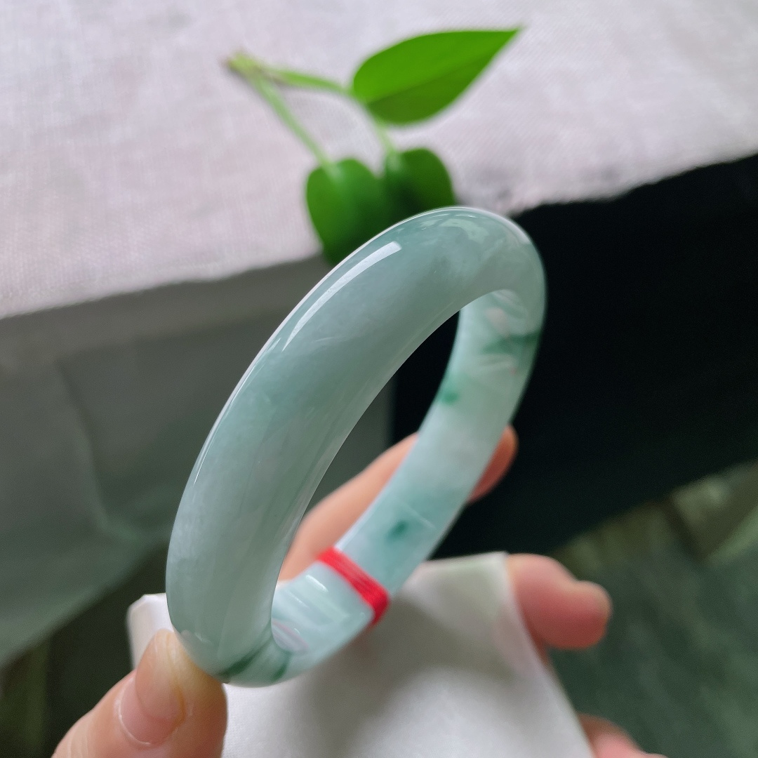 58/13.2/8.5，飘花正圈，棉线，水润细腻，飘花如流云漫过山岗，悠悠缓缓，安静地栖在玉镯之上。ss59348a