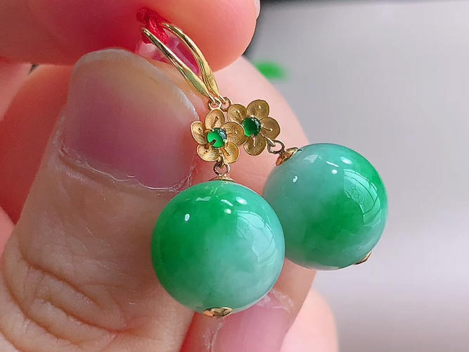 ️ 18K金伴钻飘绿珠子耳环，无裂，尺寸取一28.3/11.4mm，包A附证书