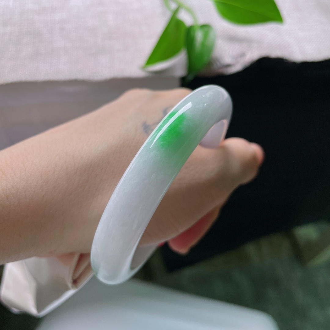 57.8/12/9，春彩正圈，一点皮纹，纯净白底色素雅恬淡，点点辣绿分段洒落镯壁，素底衬艳翠，简约款式自带记忆亮点。ss59651a