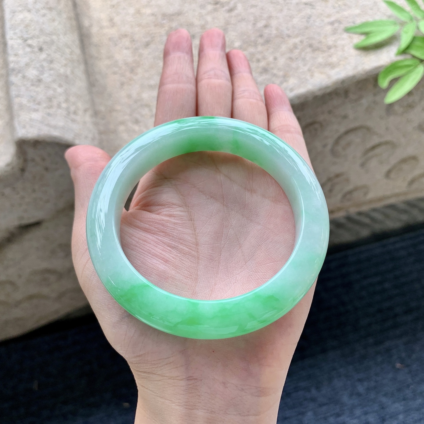 正圈59 60 圈口60/12.7/10 编码GJ092226 糯冰飘阳绿，水润，种老，细腻，无裂