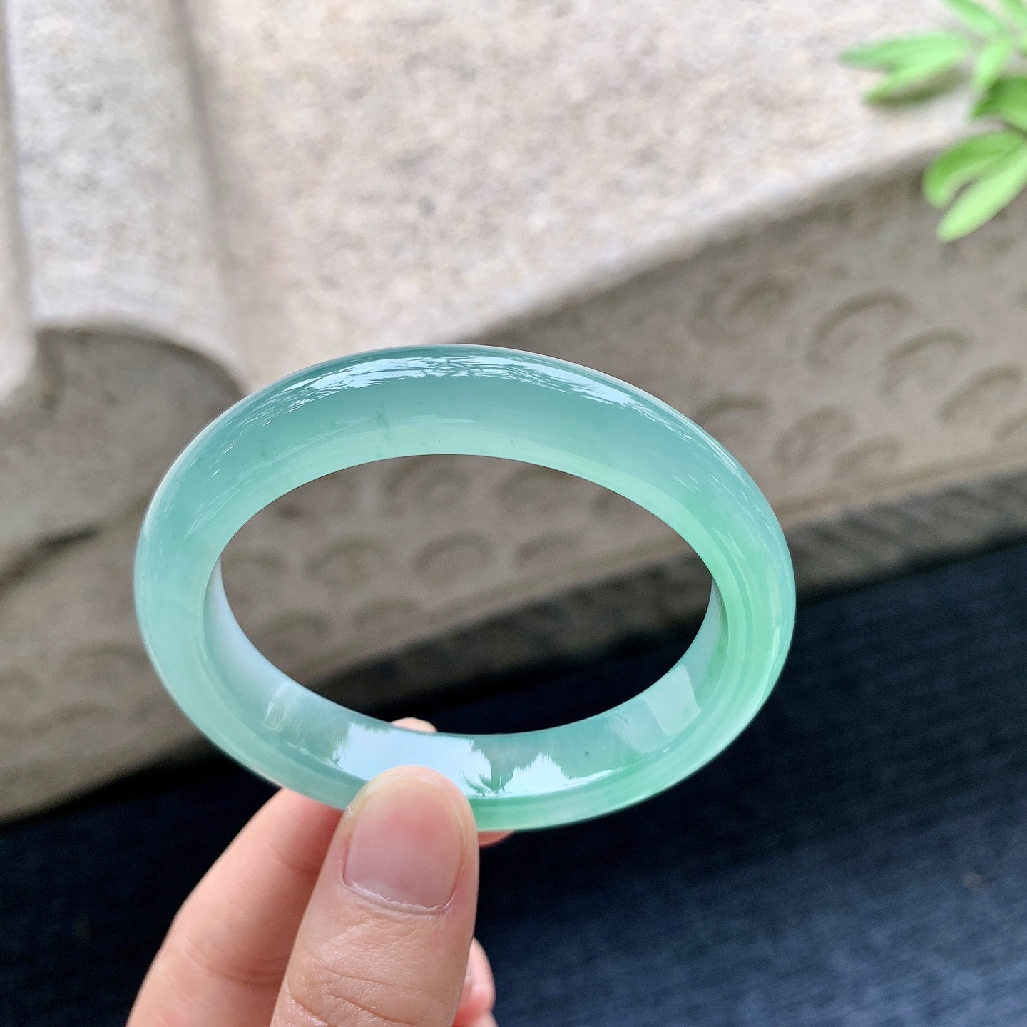 冰糯飘绿，水润，种老，细腻，打灯有絮线