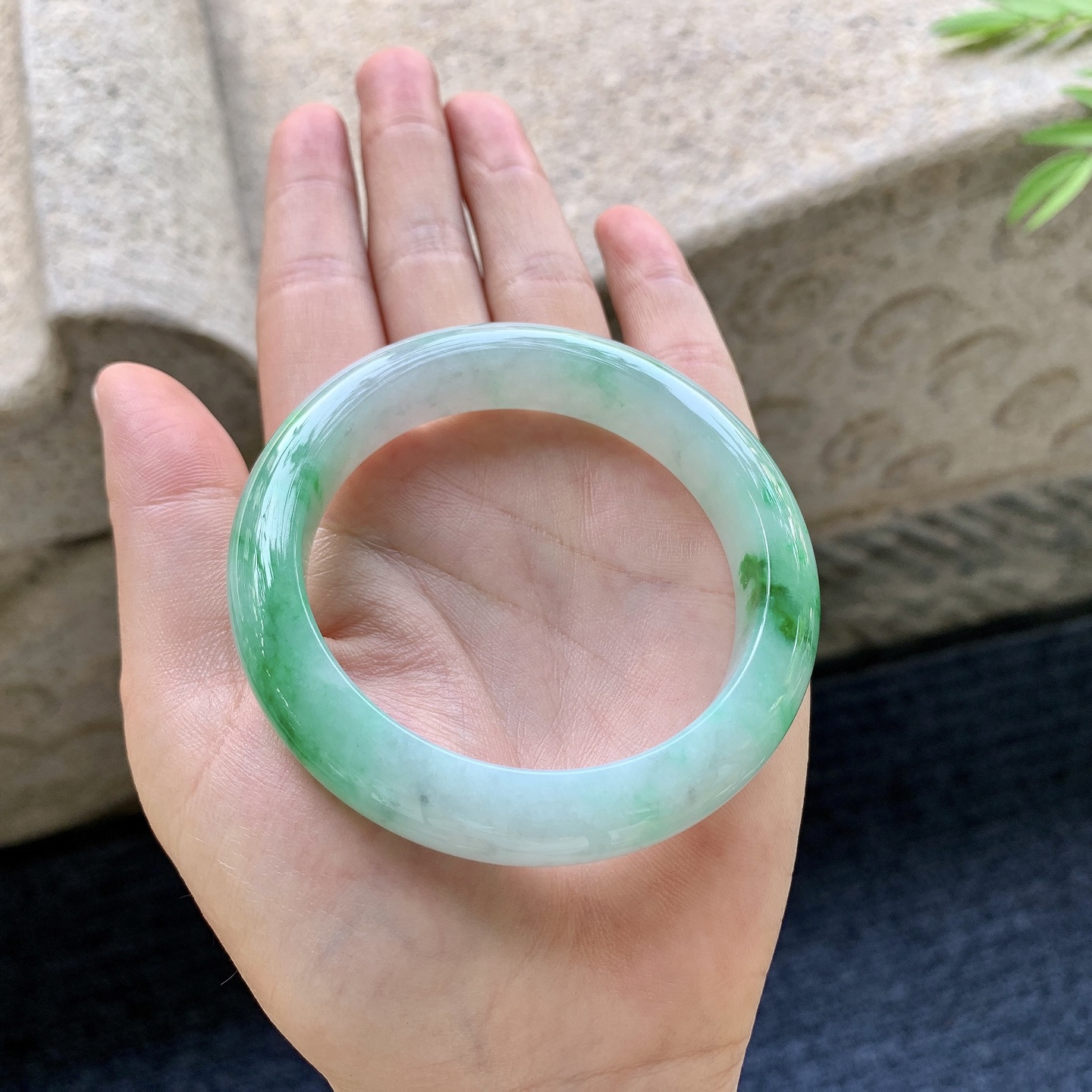 正圈52 53 圈口53.8/12.4/8.7 编码T1092303 冰糯飘绿，水润，种老，细腻，无