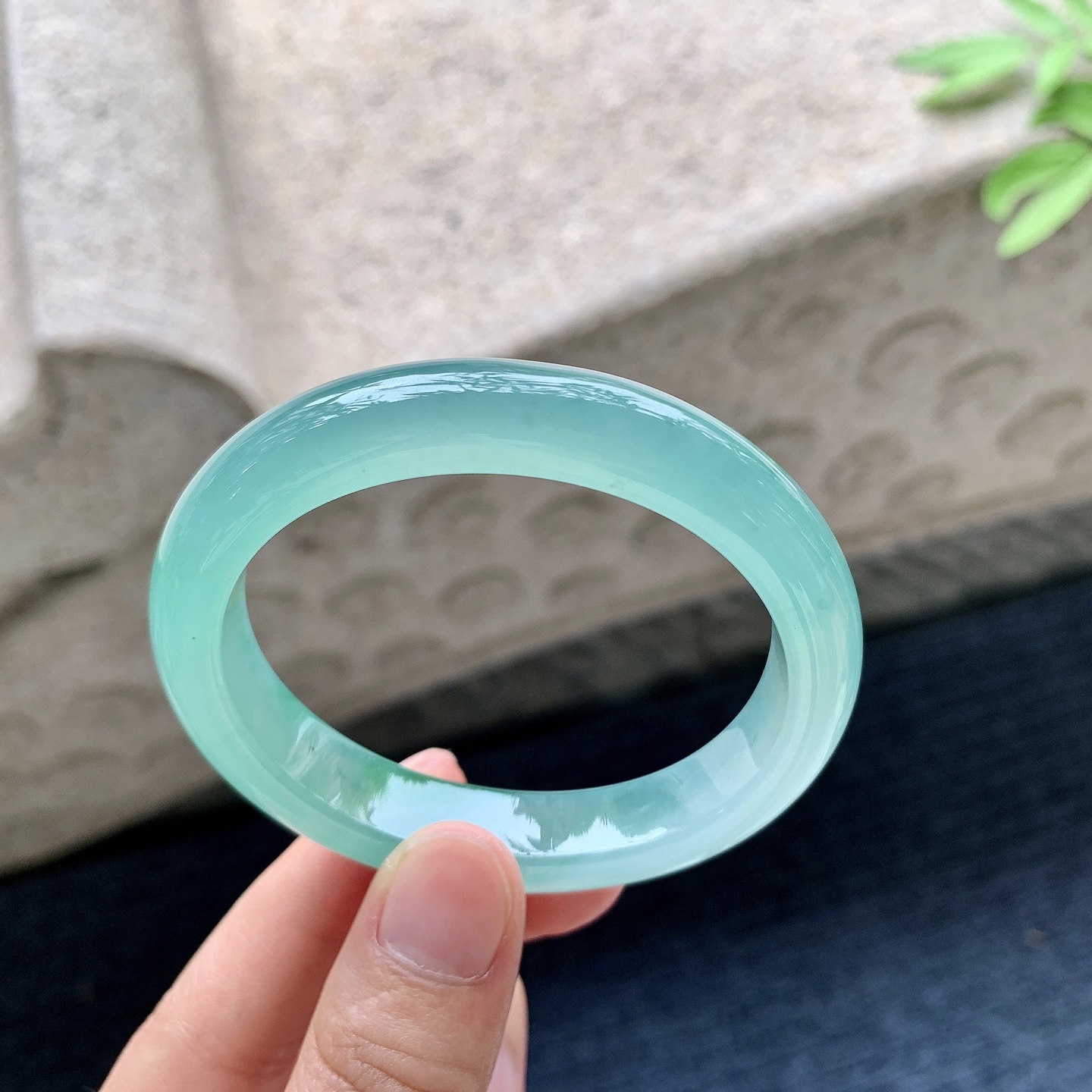 冰糯飘绿，水润，种老，细腻，打灯有絮线