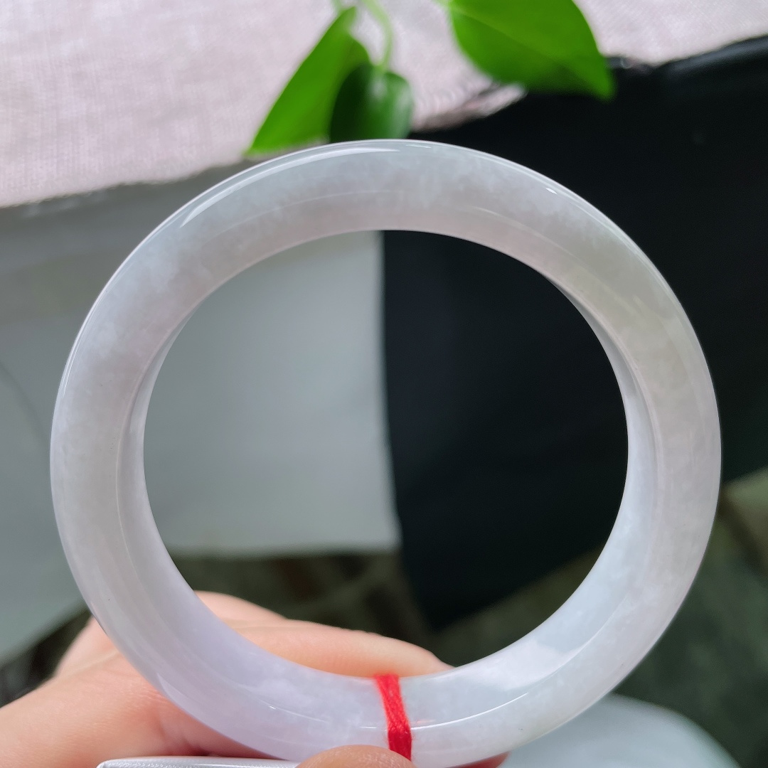 56.7/11.6/8.5，白月光正圈，一点皮纹，底子匀净细腻，光泽温润内敛，素面留白，演绎简约玉石美感。ss59598a