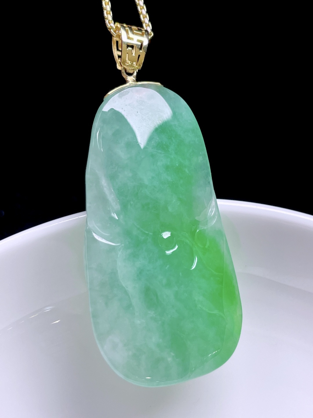 ️ 荷叶鱼 色泽鲜艳，种老水润，18k金镶嵌 整体：49.3 裸石：40.8/22.7/9.2