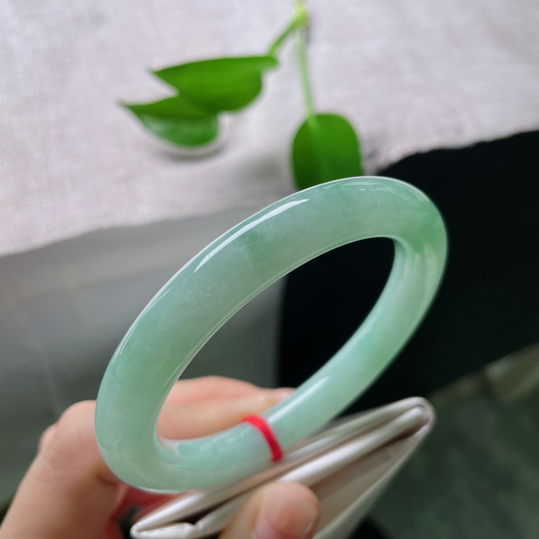 57/9.7，果绿圆条，棉线，细腻温润，水润柔和，玉质与果绿相互映衬，刚柔相济，悠悠韵味绵长不绝。ss59642a