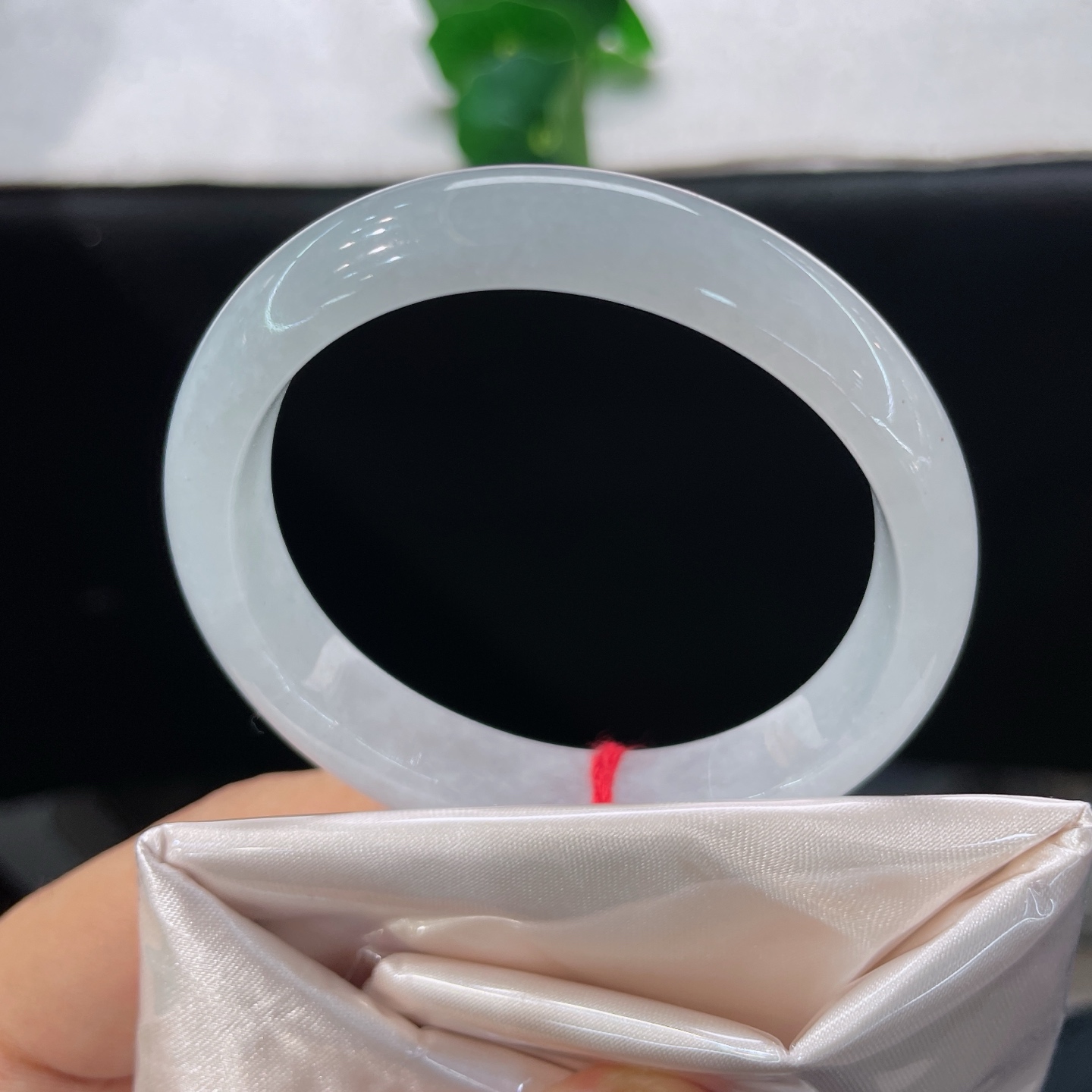 天然翡翠手镯 圈口52/11.5/6.8，白冰贵妃，50/51可戴，素净冰白，腕间一轮月光，无裂。