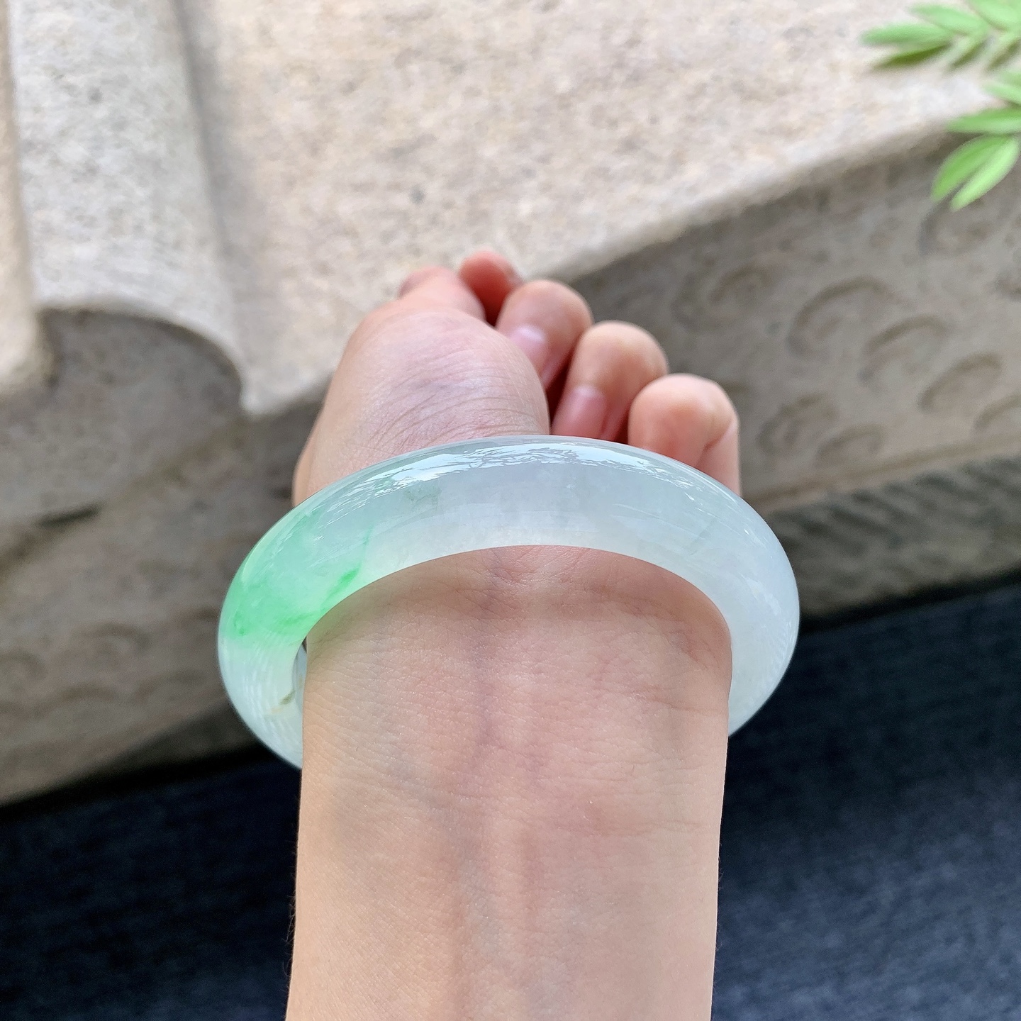 正圈55 56 圈口56.6/12/9.4 编码H3092355 冰糯飘绿，清透，水润，种老，细腻，打灯有棉根