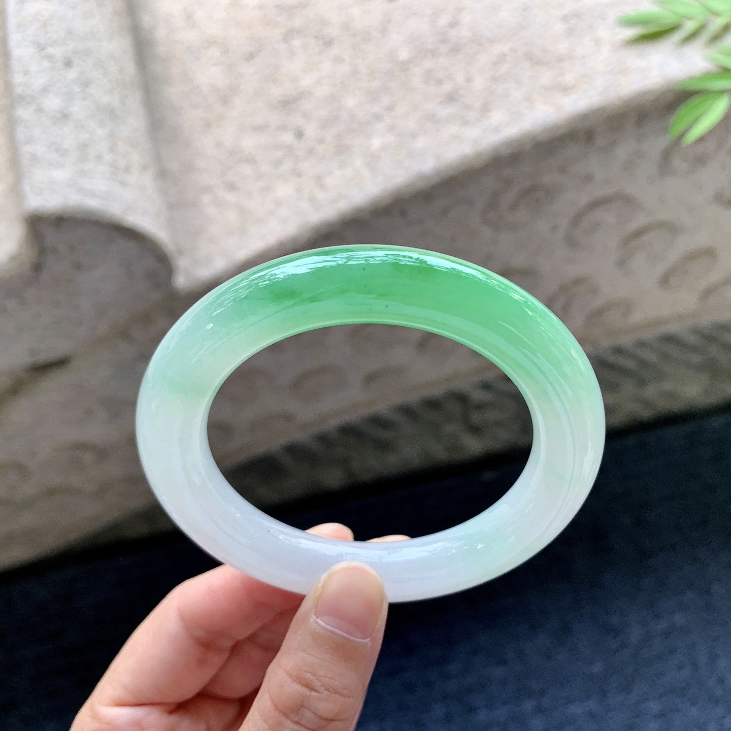 圆条54 55 圈口55/11.2/11 编码GF092326 冰糯阳绿，水润，种老，细腻，打灯有棉线