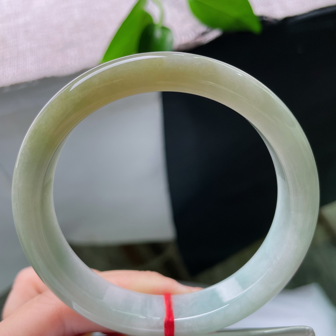 61.6/12.7/8.7，黄翡正圈，晶体线，油润玉质沉稳内敛，黄绿相融层次柔和，端庄镯型，自带复古